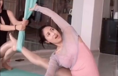 跳高黑衣服小姐姐视频,一跃成名，挑战极限的优雅瞬间