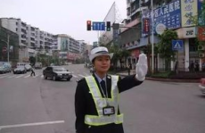 人美心善交警小姐姐图片,交警小姐姐的温馨守护瞬间”