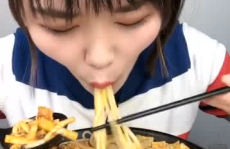 外网小姐姐吃螺蛳粉图片,外网小姐姐的味蕾探险记”