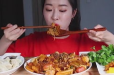 韩国小姐姐吃印尼菜,异国风味尽享舌尖盛宴